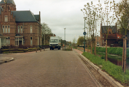 847743 Gezicht over de weg Dorp in het centrum van Benschop met links de Oranje Nassaustraat, na de herinrichting van ...